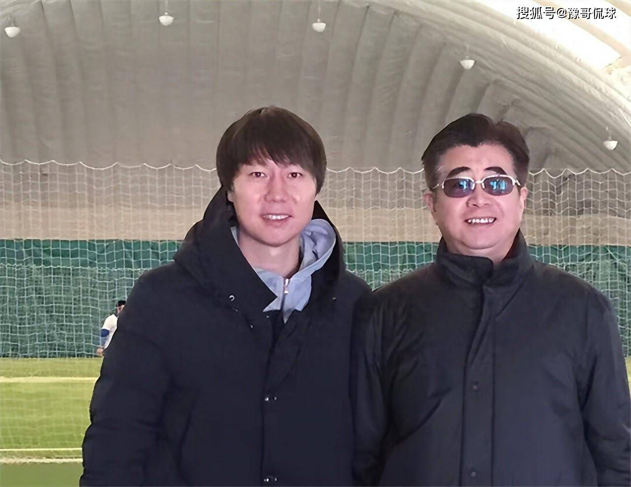 在意识到他的;恋人其实是公司派遣的;内奸，意在控制他使其专注于工作
